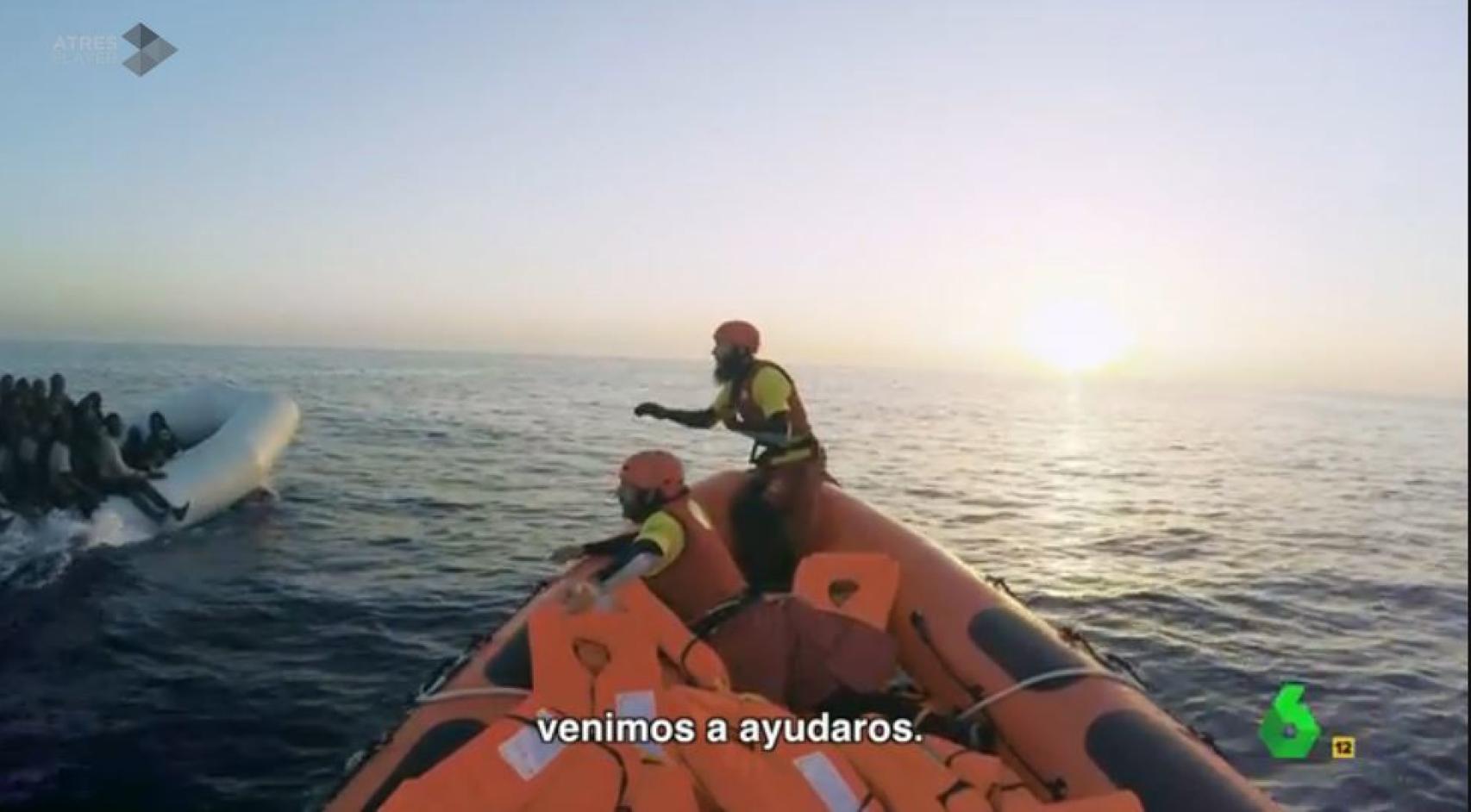 Los voluntarios de Proactiva Open Arms durante su ayuda.