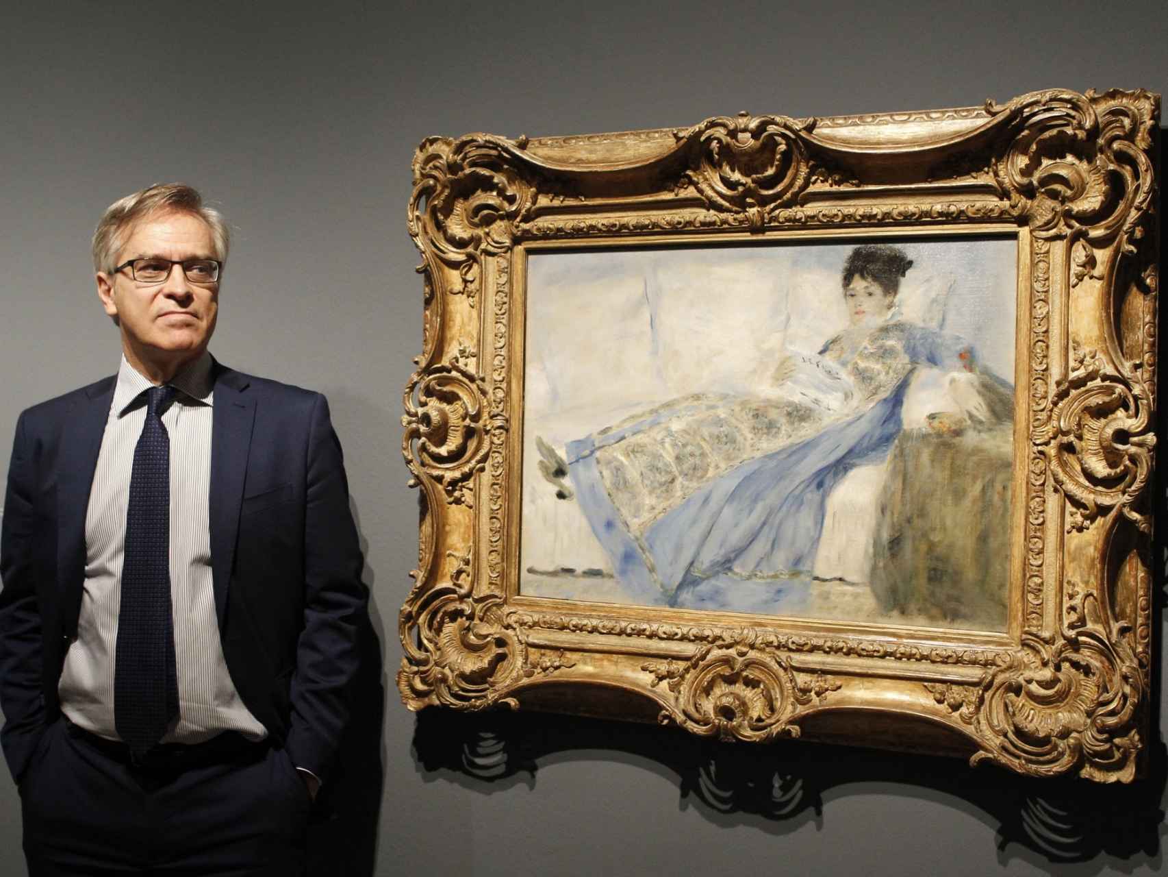 Guillermo Solana junto al retrato de la mujer de Monet (1872).