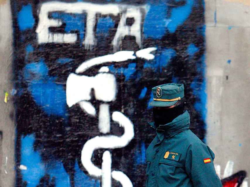 Un Guardia Civil pasa junto al anagrama de ETA en Alsasua. Foto de archivo.