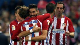 Carrasco abraza a Griezmann durante el partido contra el Granada.