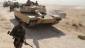Iraqi security forces advance in Qayara, south of Mosul, to attack Islamic State militants in Mosul
