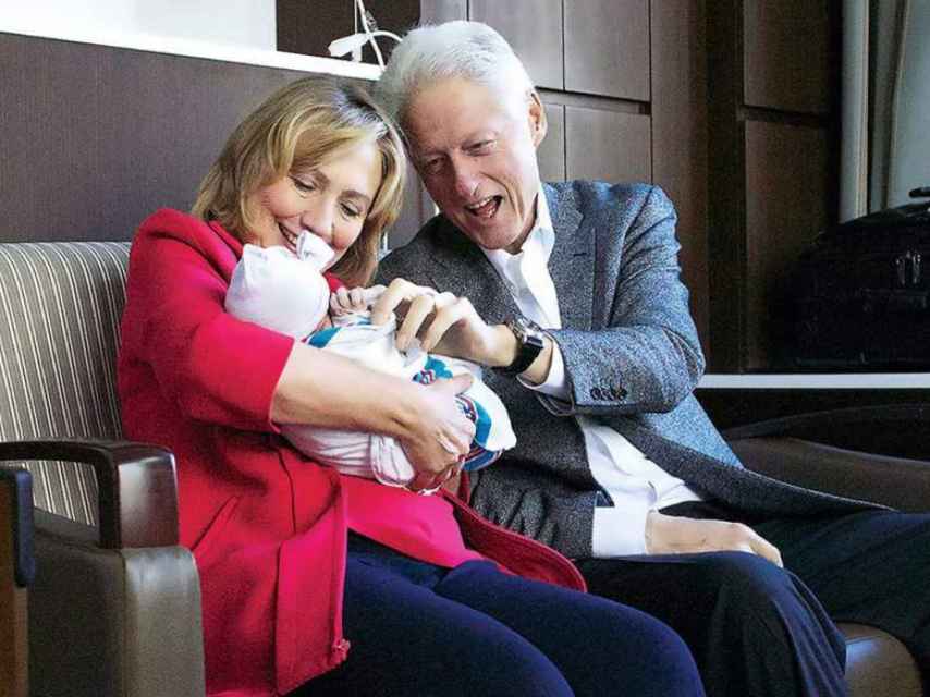 Hillary y Bill Clinton felices con su segundo nieto Aidan en brazos