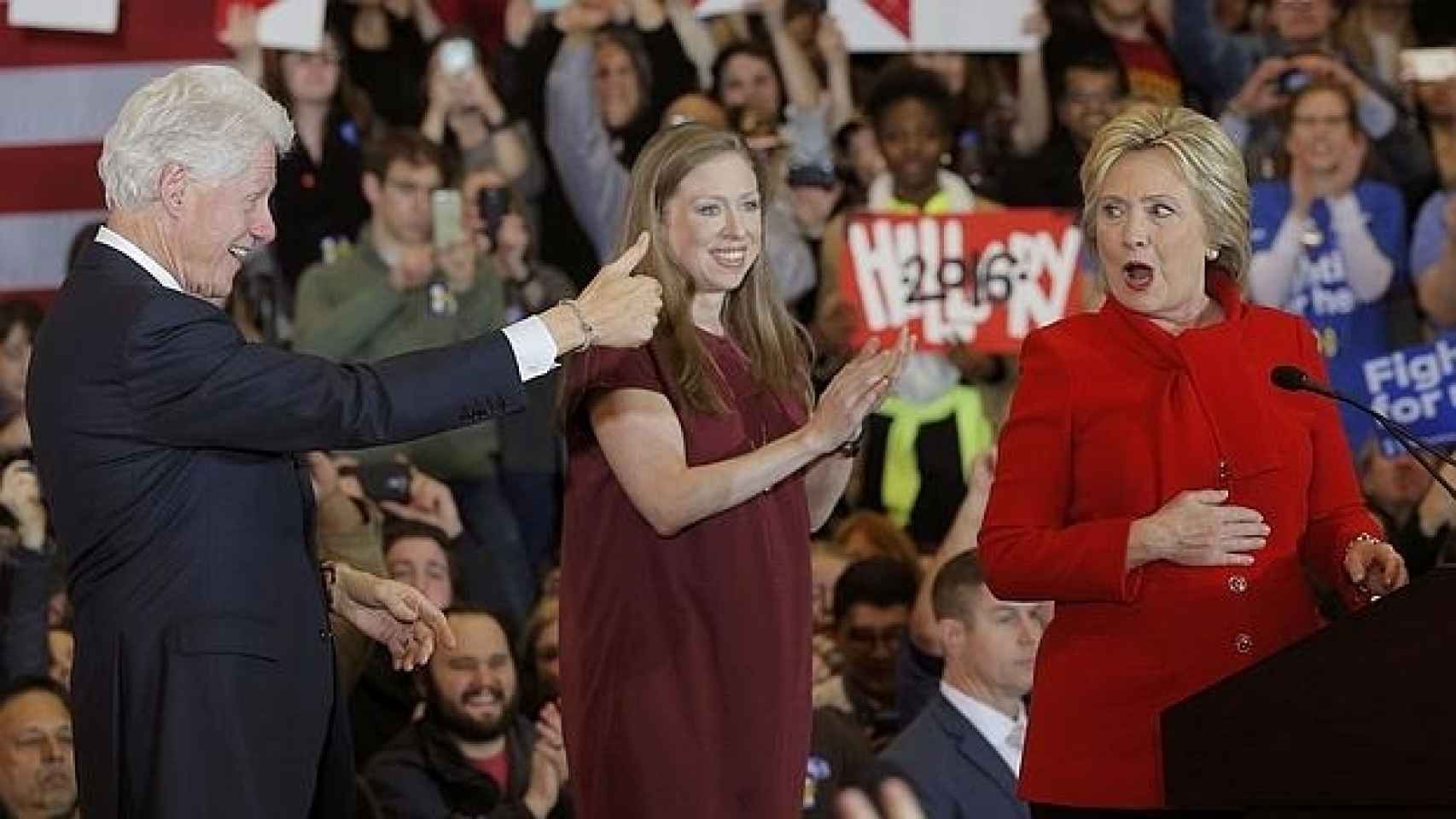 Bill Clinton y su hija Chelsea son el gran apoyo de Hillary en la campaña
