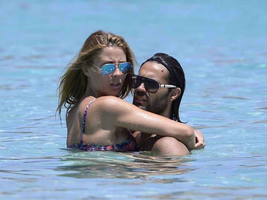 La modelo Elizabeth Reyes con su marido, el futbolista Sergio Sánchez, el pasado verano.