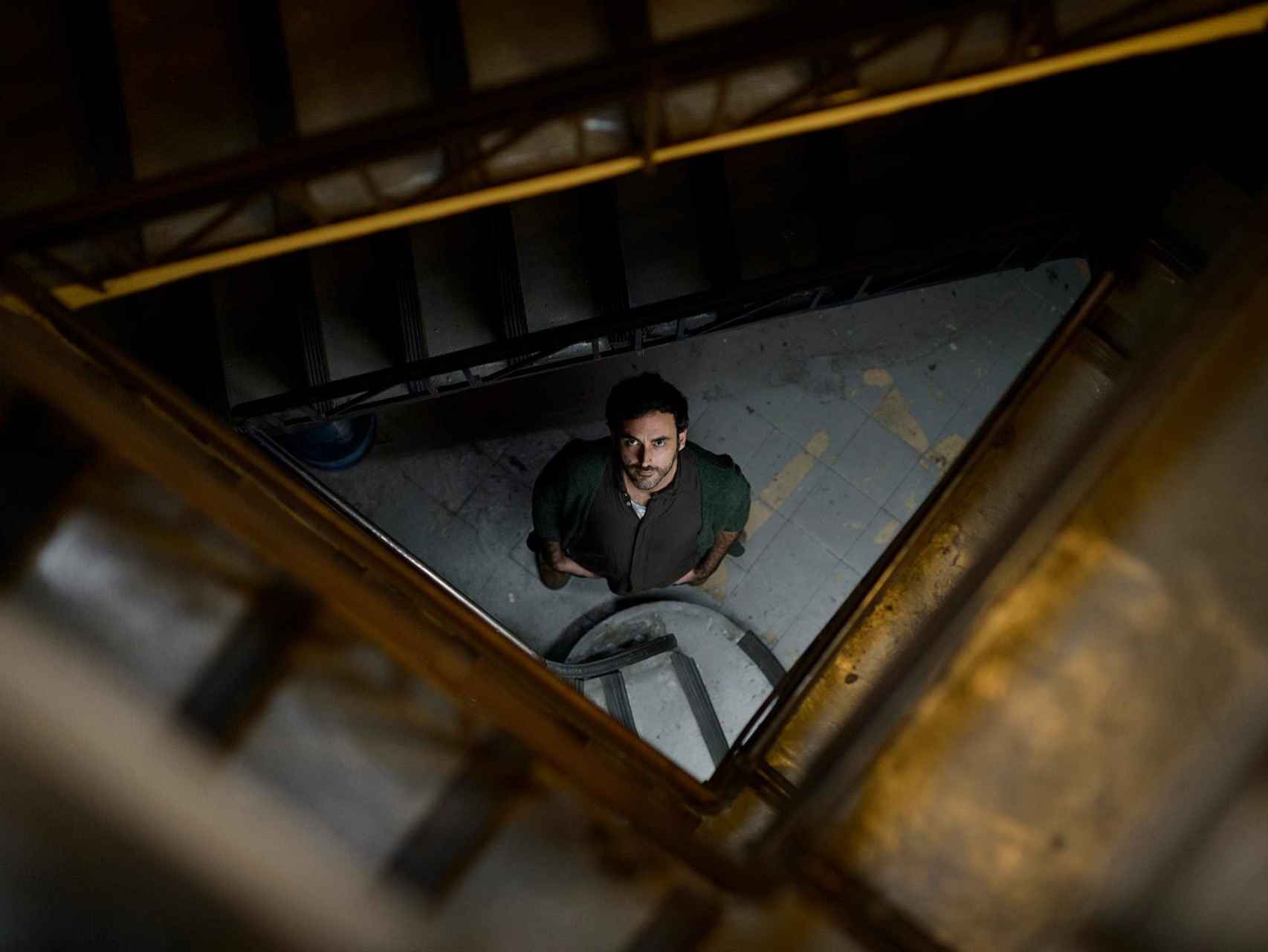 Pablo Messiez,  en las escaleras del Teatro Pavón Kamikaze.
