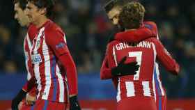 Carrasco celebra el gol con Griezmann.