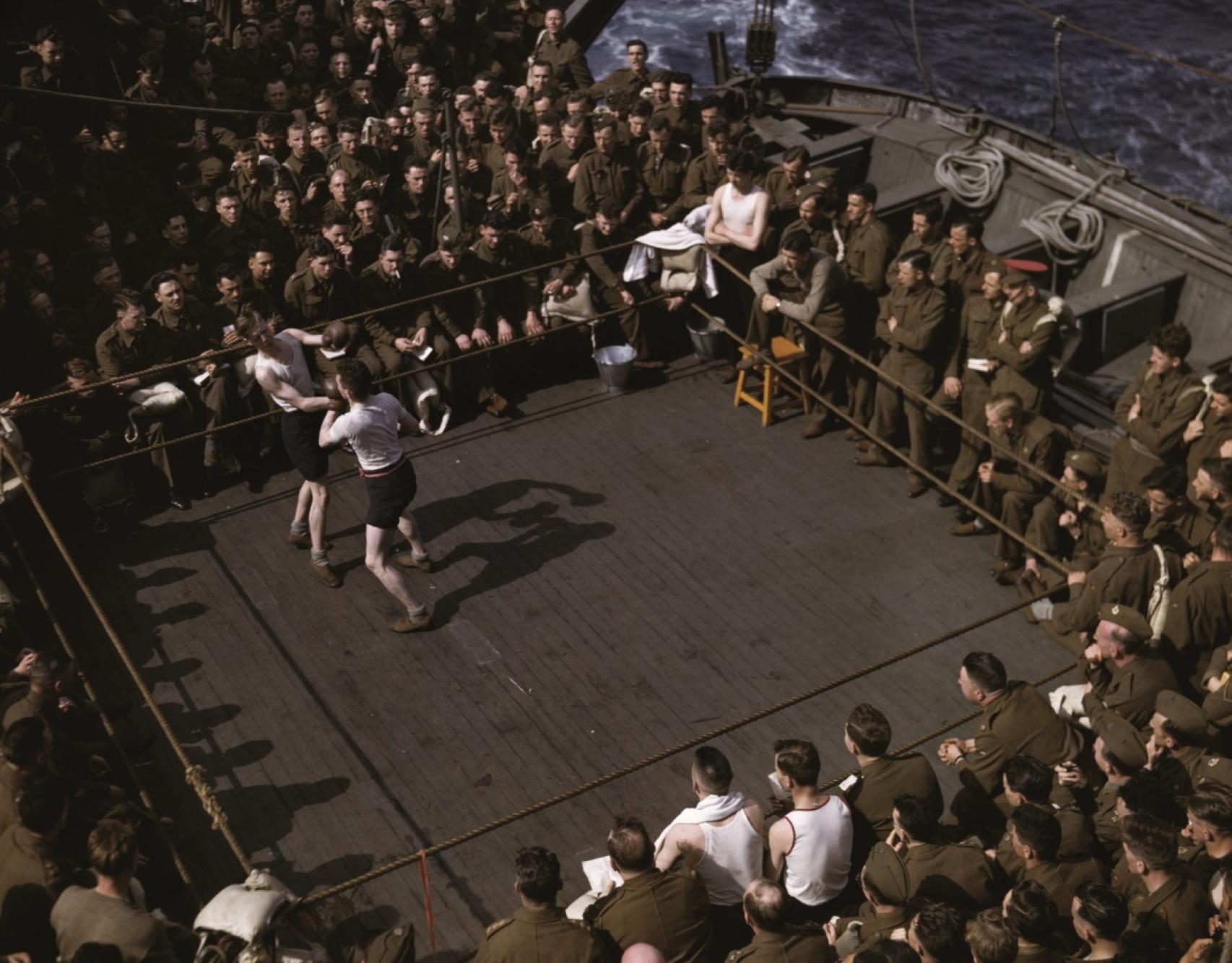 Soldados ingleses en una pelea de boxeo en un barco inglés hacia en Norte de África.