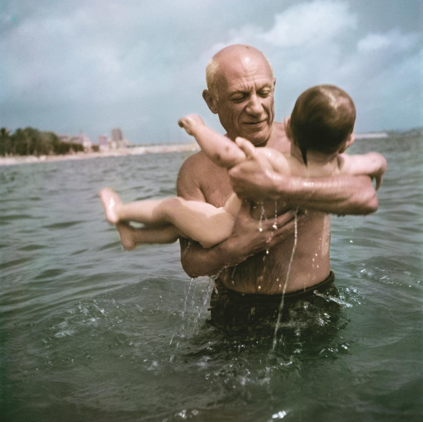 Picasso jugando con su hijo Claude, en la playa de Vallauris, Francia.