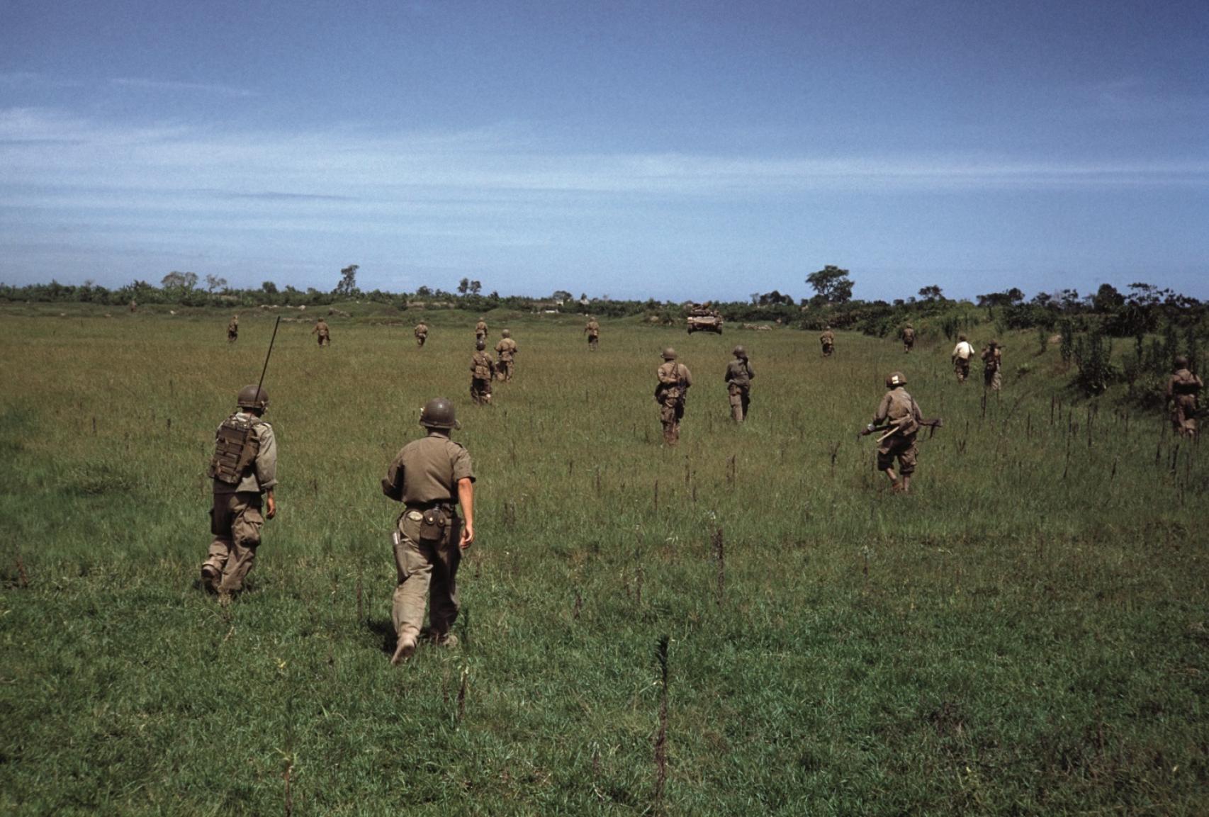 Camino de Namdinh a Thaibinh, en Indochina, (Vietnam), mayo de 1954.