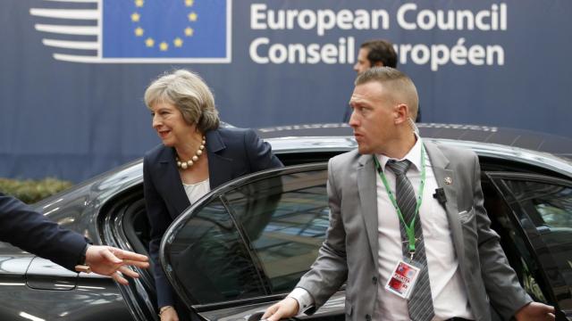 La primera ministra británica llega a su primera cumbre de la UE