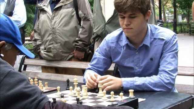 Magnus Carlsen durante su partida de ajedrez en Washington Square Park.