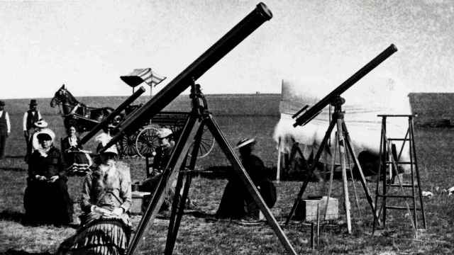 Maria Mitchell y sus alumnas se preparan para observar el eclipse de 1879 en Denver.