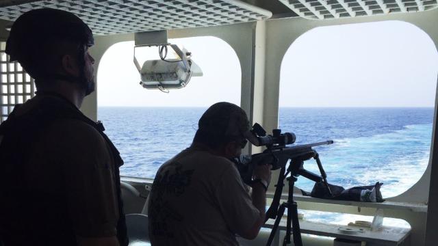 Un operario de UC Global a bordo del yate `The World´.