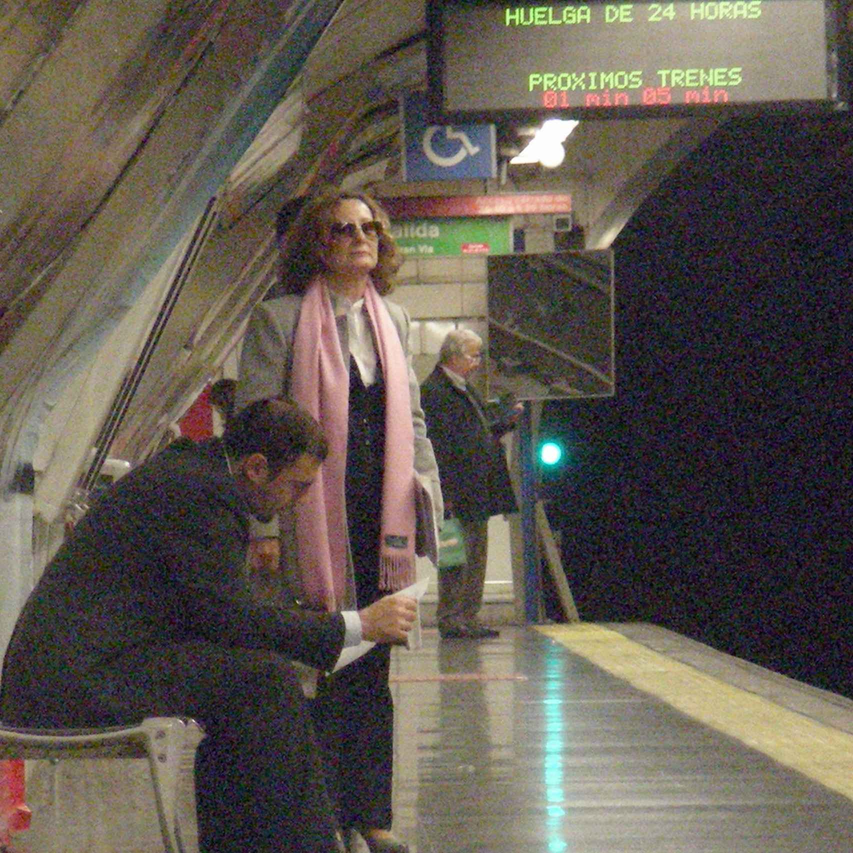 La suegra del rey Felipe suele desplazarse en metro o a pie por Madrid.