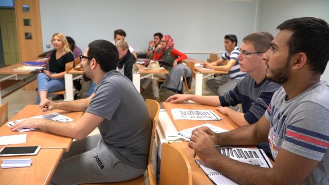 Los estudiantes refugiados durante una clase de español para extranjeros.