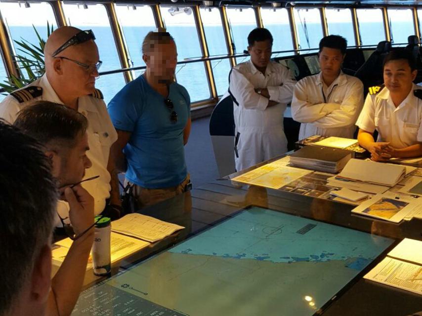 La tripulación del `MS The World´y uno de los mercenarios españoles, junto al radar del barco.