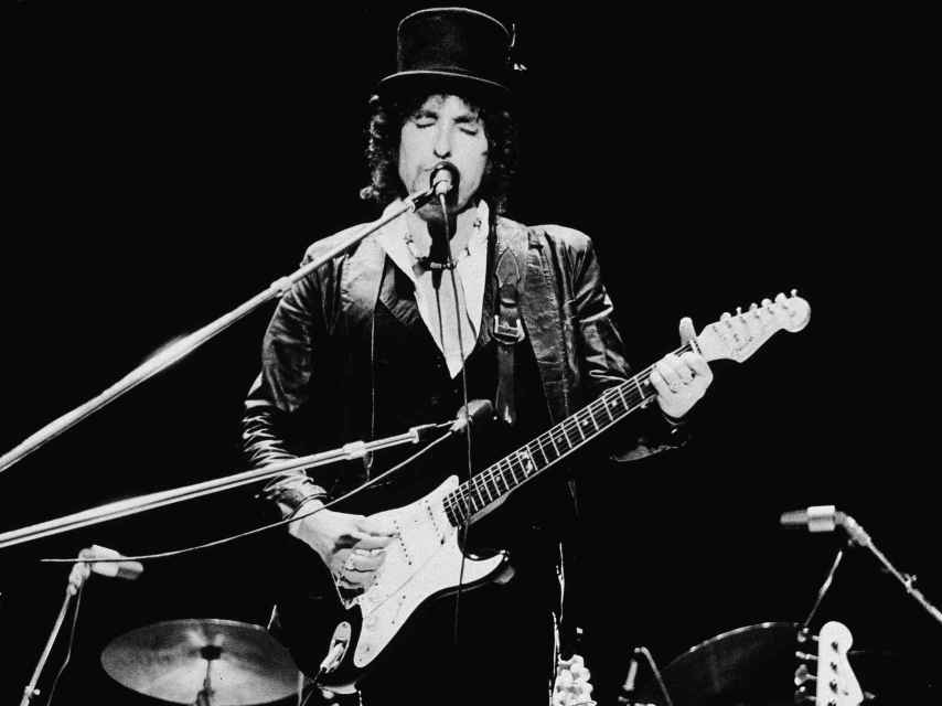 El Premio Nobel Bob Dylan tocando en Los Ángeles.