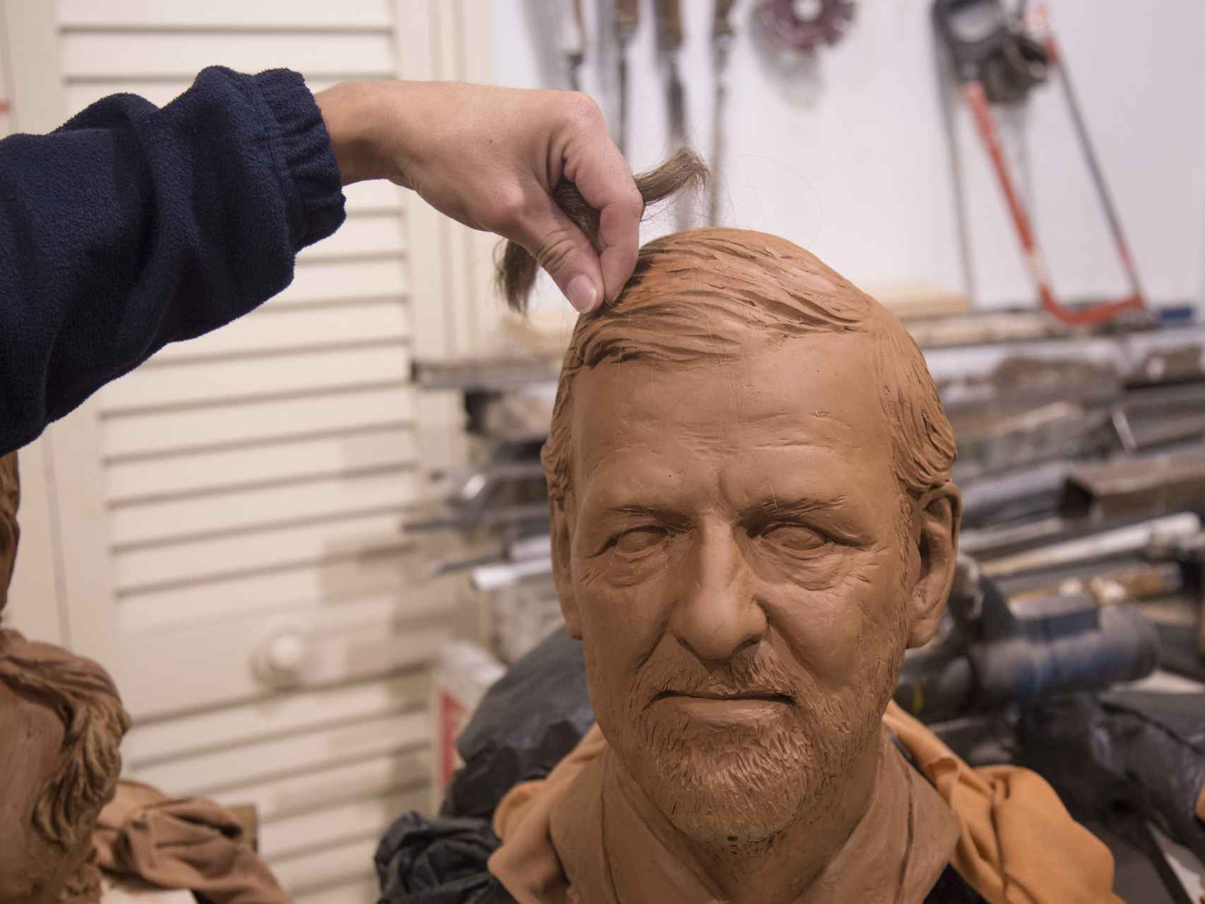 El busto en arcilla de Mariano Rajoy, con un trozo de pelo natural que se le injertaría a la figura de cera si llega a ser expuesta.