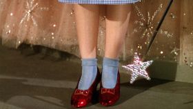 Los míticos zapatos de Dorothy. Fotograma de El Mago de Oz.
