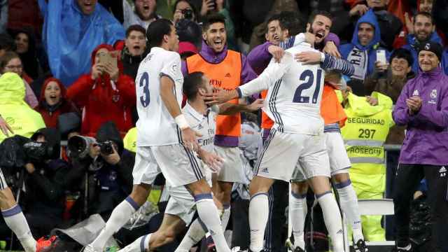 Los jugadores del Real Madrid celebran el gol de Morata.