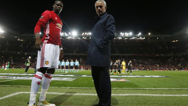 Mourinho y Pogba antes de un partido del Manchester United.