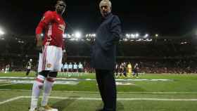 Mourinho y Pogba antes de un partido del Manchester United.