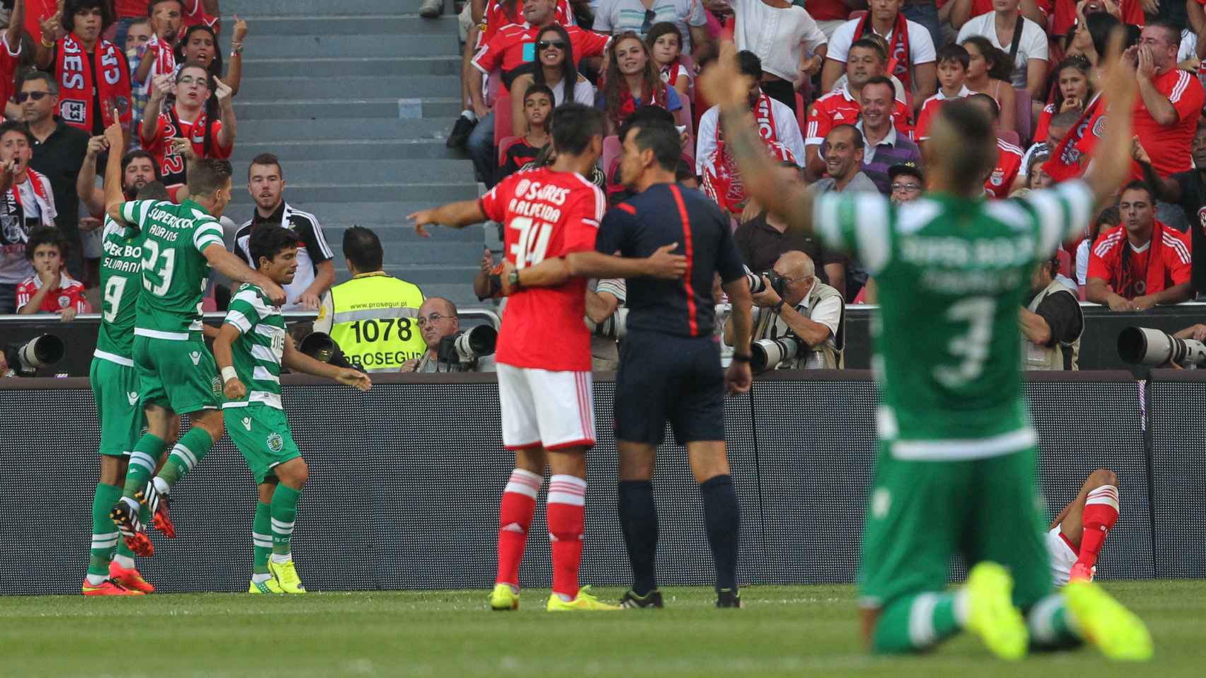 El Sporting celebra un gol ante el Benfica en el derbi lisboeta.