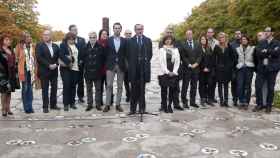 El presidente del PP vasco, Alfonso Alonso, preside el homenaje de los populares a las víctimas del terrorismo con motivo del aniversario del Estatuto de Gernika, junto Borja Semper y Nerea Llanos.