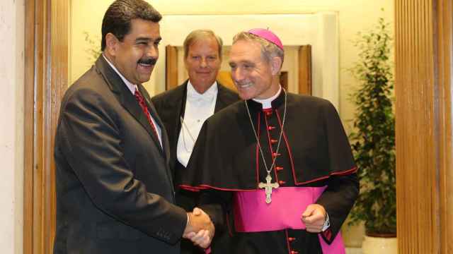 Nicolás Maduro es recibido por el presbíterio italiano Guido Marini, maestro de la Oficina de las Celebraciones Litúrgicas del Sumo Pontífice