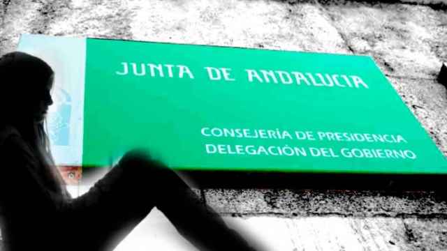 Joven delante del edificio de la Junta de Andalucia.