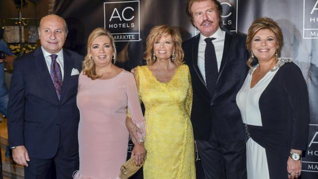 María Teresa Campos con sus hijas Terelu y Carmen y el humorista Edmundo Arrocet durante el 50 aniversario del AC HotelPalacio de Málaga