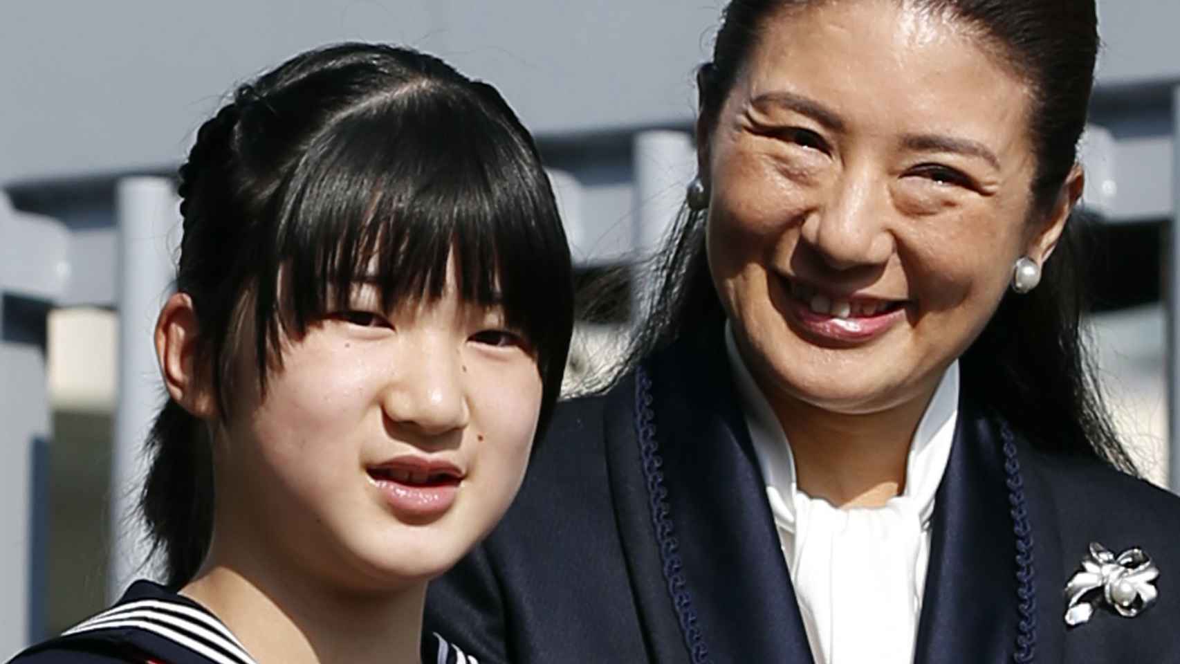 Aiko junto a su madre, la princesa Masako.