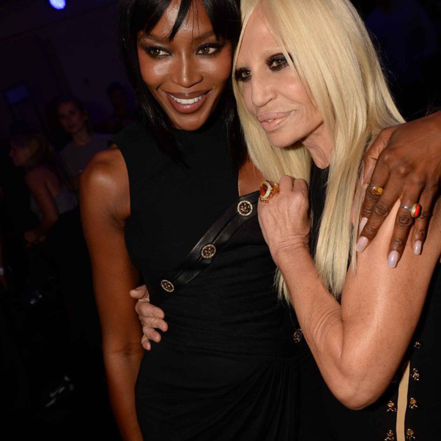A Naomi Campbell y Donatella les une una gran amistad consolidada por los años que han trabajando juntas.