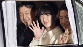 La princesa Aiko de Japón,  flanqueada por sus padres.