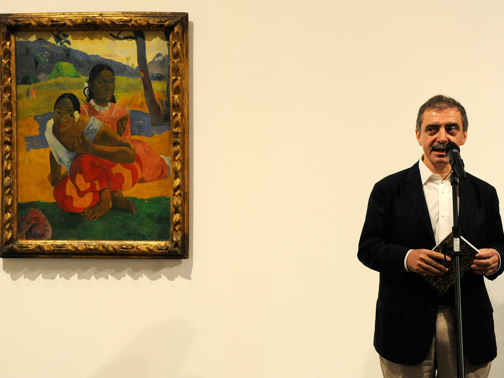El director del Museo Reina Sofía, Manuel Borja-Villel, junto a Nefea faa ipoipo, de Gauguin.