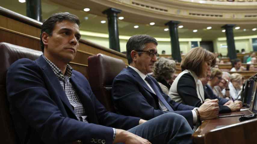 Sánchez junto a López en el último pleno en el Congreso del exsecretario general