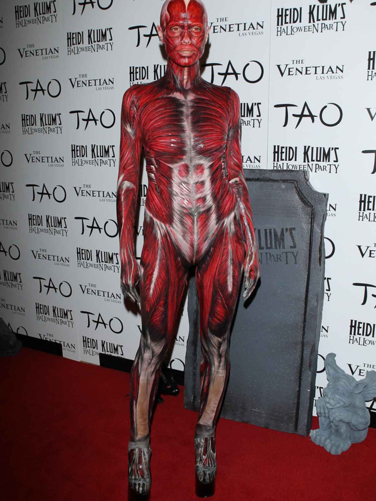 Heidi Klum disfrazada de cuerpo humano sin piel