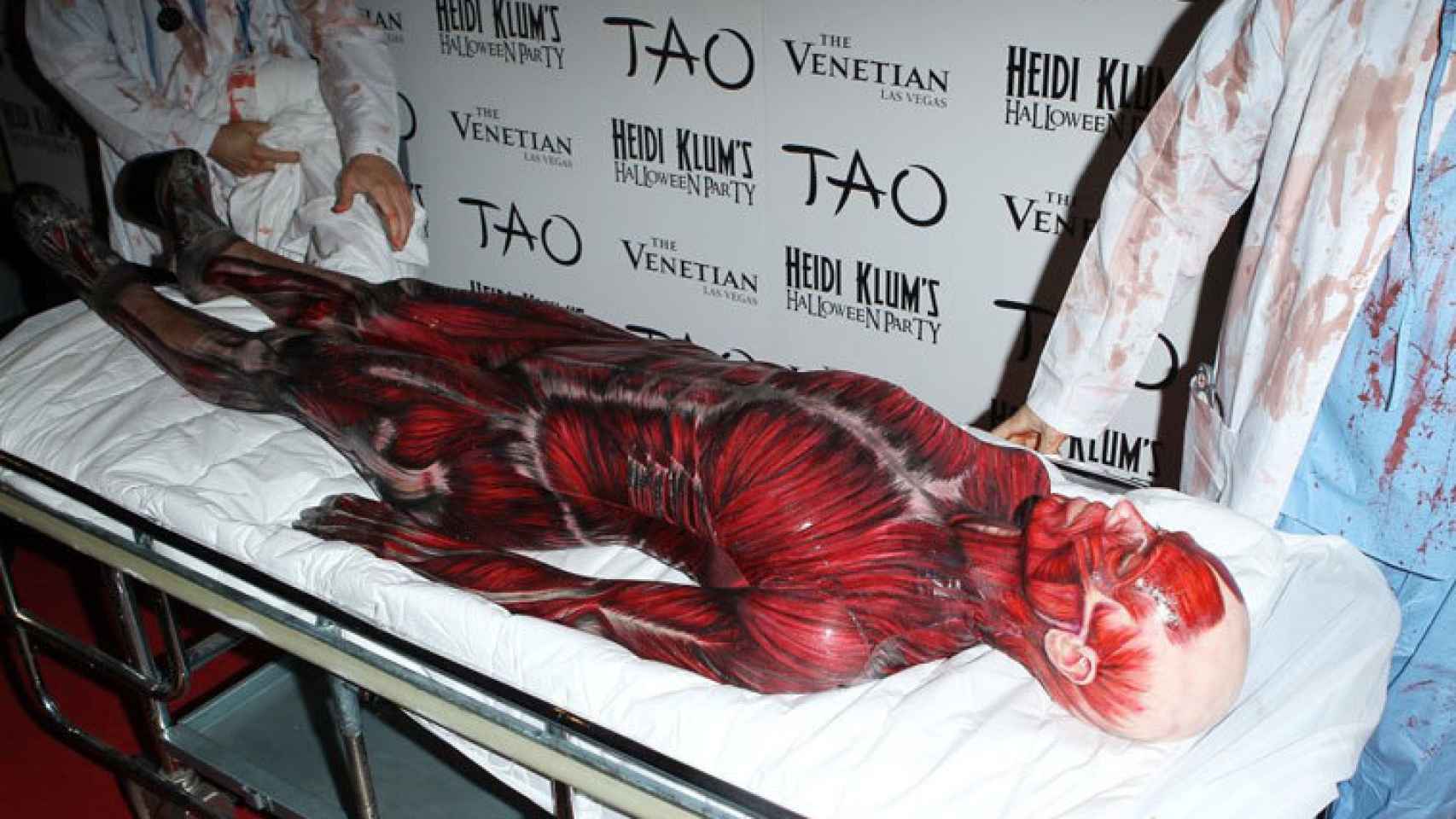 Heidi klum de cuerpo humano sin piel en una fiesta de Halloween en Nueva York