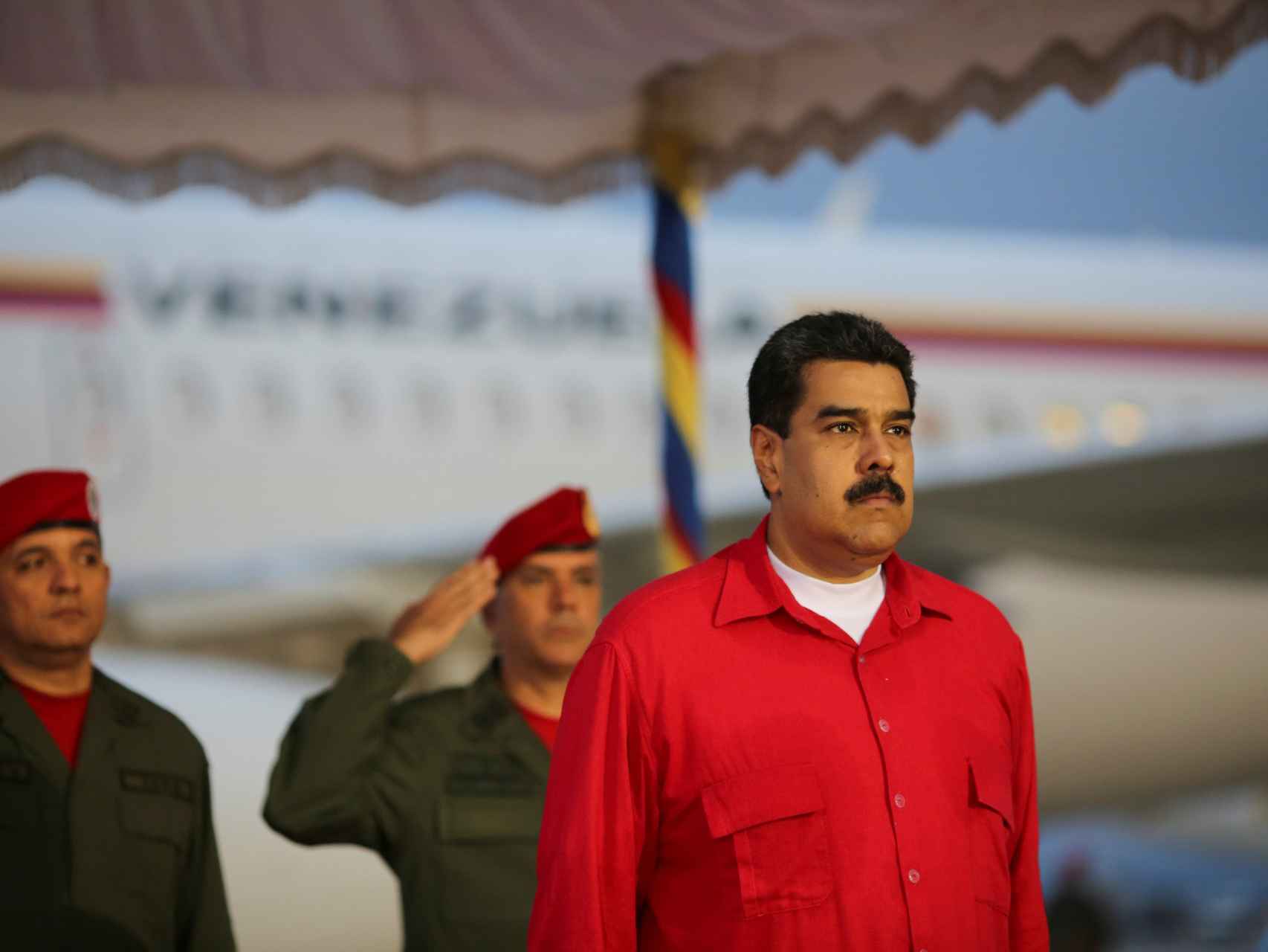Maduro recibe honores militares el 20 de octubre en el aeropuerto de Caracas.