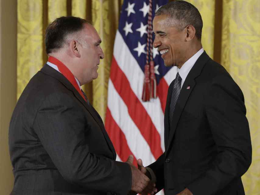 El presidente de Estados Unidos Barack Obama y el chef José Andrés recibiendo la Medalla Nacional de Humanidades