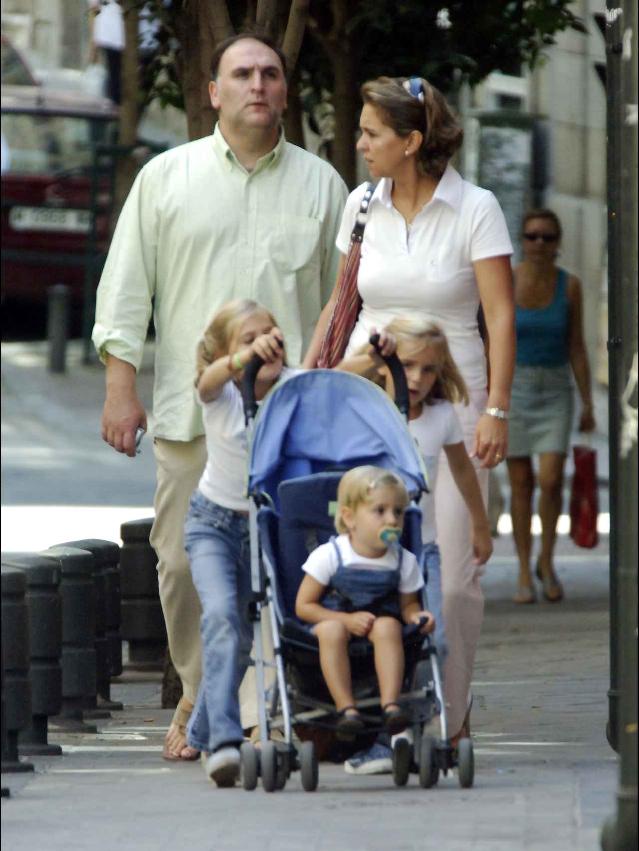 Con su mujer Patricia y sus tres hijas por las calles de Madrid en 2006