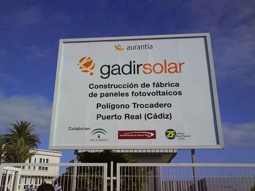Panel informativo de la planta de Gadir Solar en Puerto Real (Cádiz), empresa en la que invirtió.