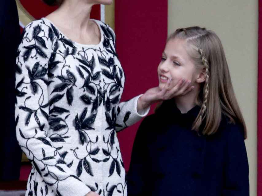 La reina Letizia acaricia a su hija mayor durante el desfile de la Fiesta Nacional.