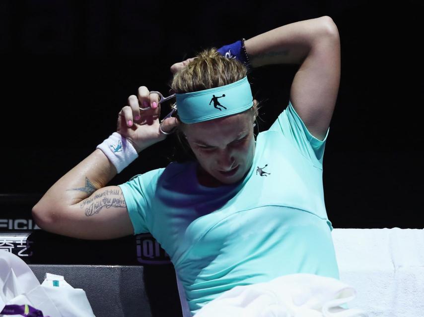 Kuznetsova se corta el pelo en el partido contra Agnieszka Radwanska.