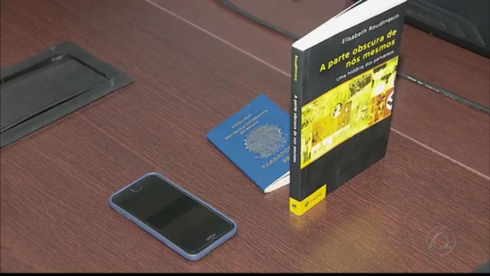Las pertenencias de Marvin requisadas por la Policía. Entre ellas, el libro.