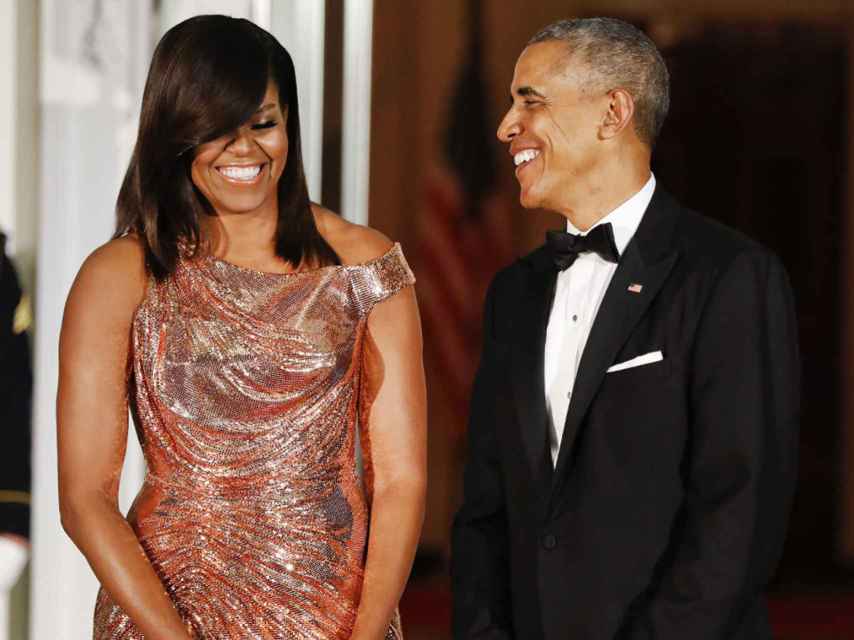 Michelle Obama con el vestido rosado de Versace en la Casa Blanca.