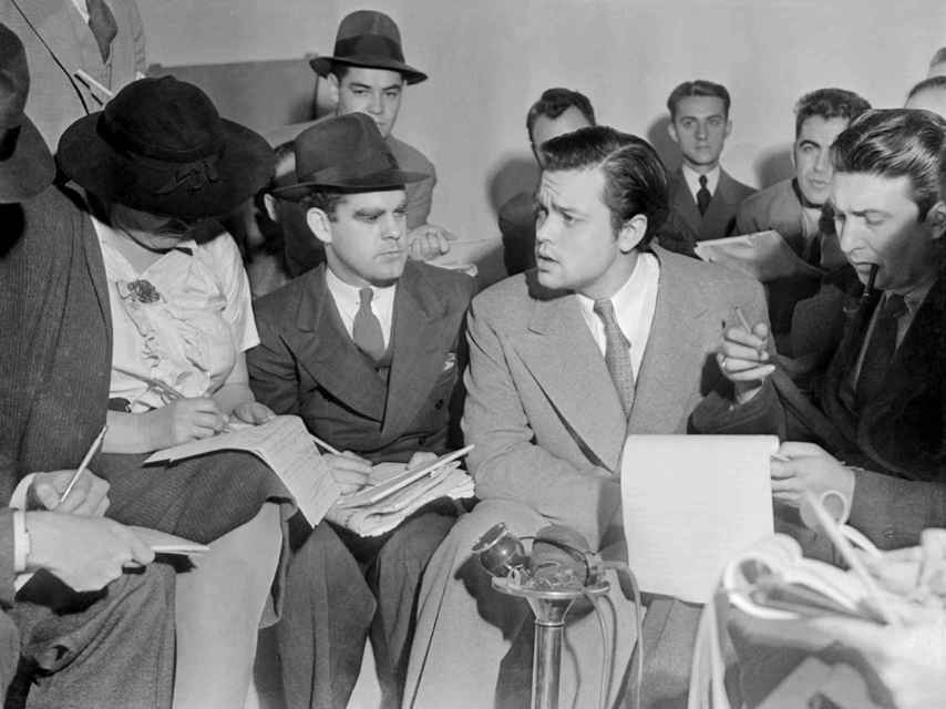 Orson Welles explicando a los periodistas que no tenía intención de sembrar el pánico.