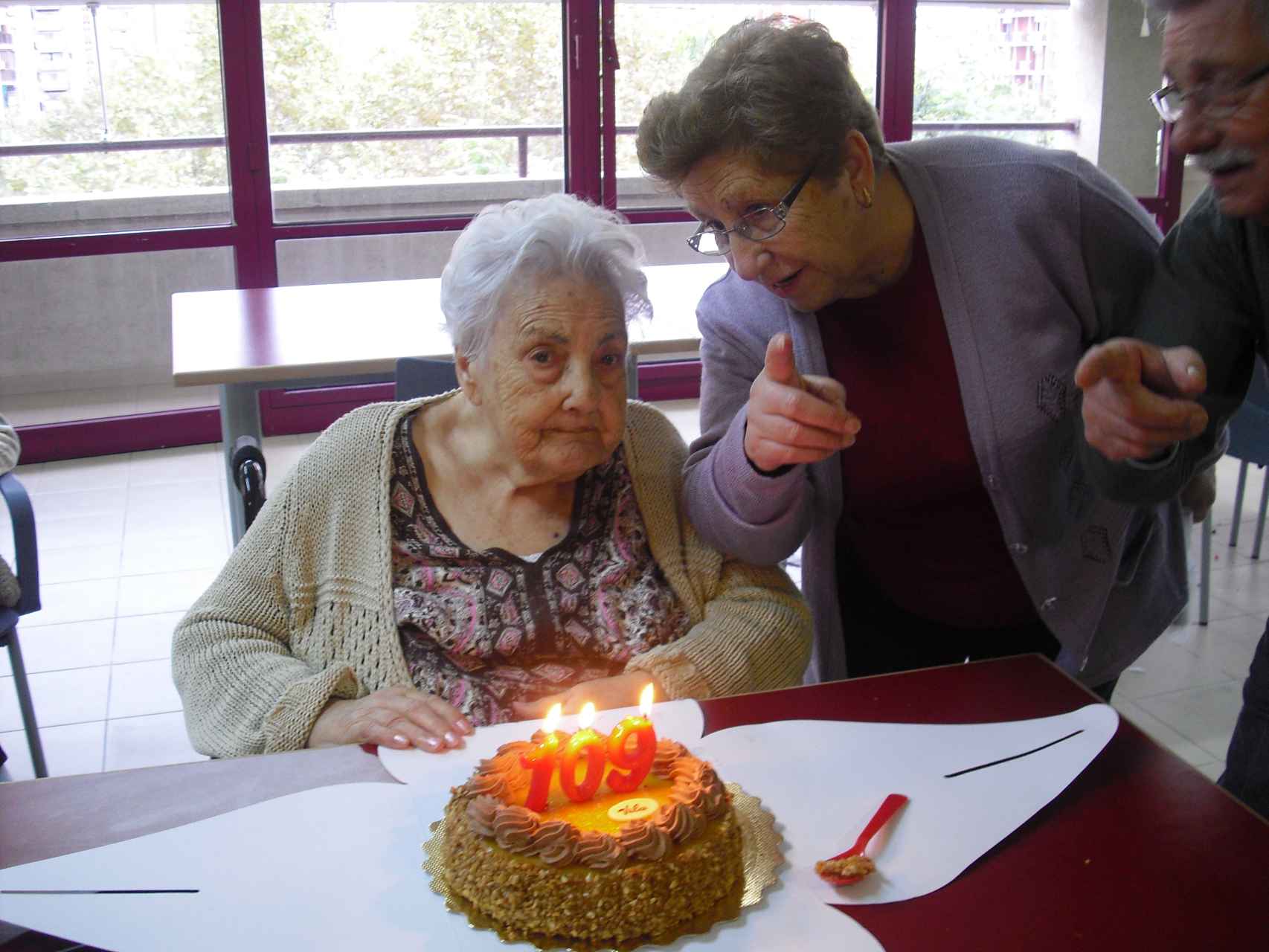 Ana María Vela cumple hoy 115 años. En la foto, que fue tomada cuando aún no padecía demencia senil, aparece junto a su hija Ana.