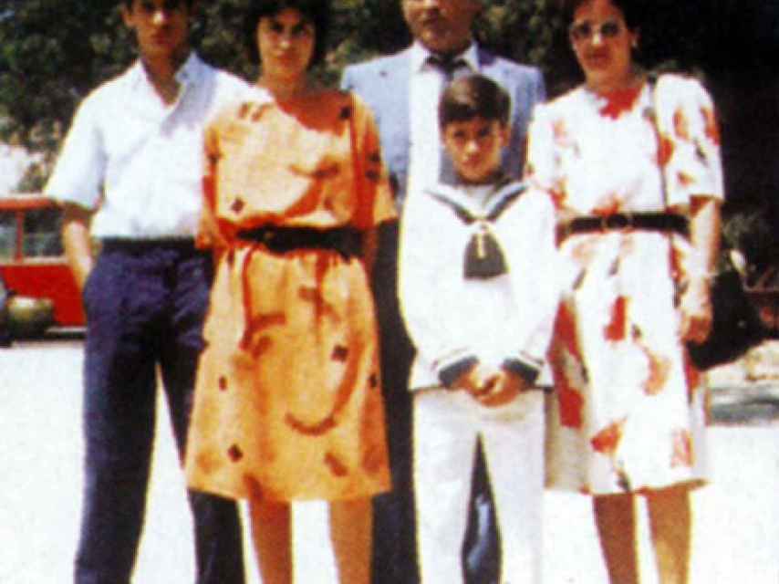 Sus padres Pedro González y Maria Luisa Blanco junto a sus dos hermanos Pedro y María en la primera comunión de Raúl.