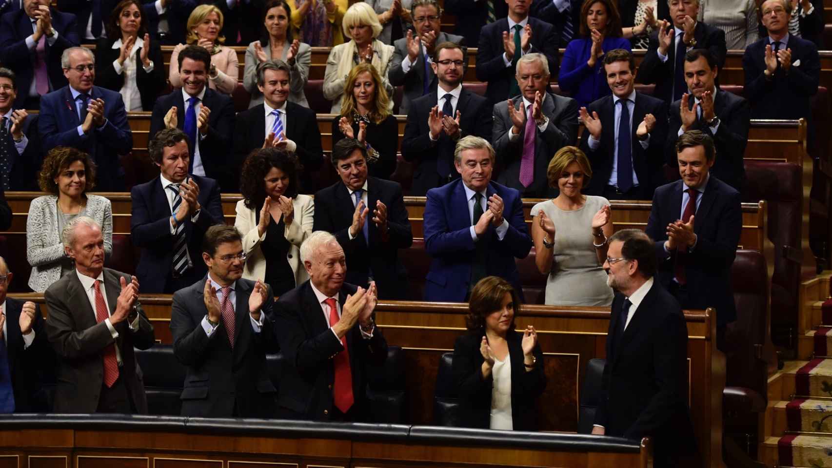 La bancada del PP aplaude a Mariano Rajoy tras la votación en el Congreso.